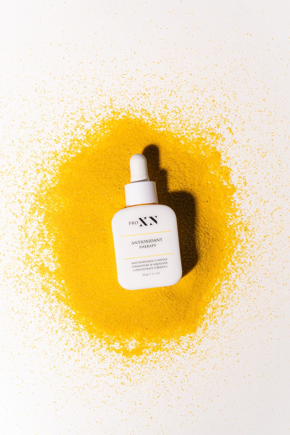 ProXN Antioxidant Therapy -seerumipullo keltaisen xanthohumolijauheen päällä